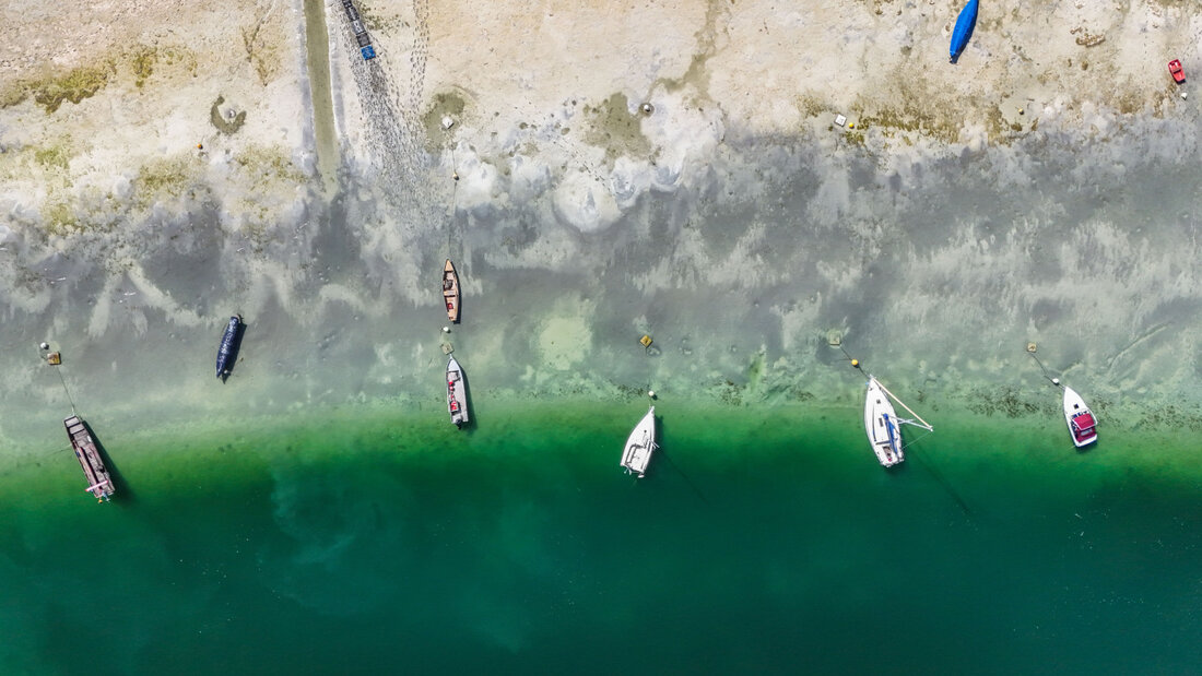 ARCHIV - Bei sonnigem Spätsommerwetter am Bodensee liegen einige Boote aufgrund des niedrigen Wasserstands auf dem Trockenen. Foto: Marius Bulling/onw-images/dpa 20260930041638448.jpg