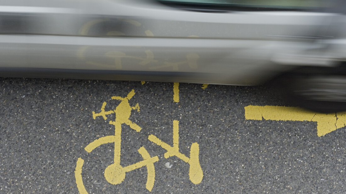 Bei der Kollision mit einem Auto hat sich eine Fahrradlenkerin Kopfverletzungen zugezogen. (Symbolbild) 20250605080747289.jpg