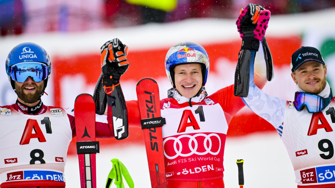 Marco Odermatt (Mitte) gewinnt den Riesenslalom in Sölden vor Marco Schwarz (links) und Atle Lie McGrath 20251026163632615.jpg