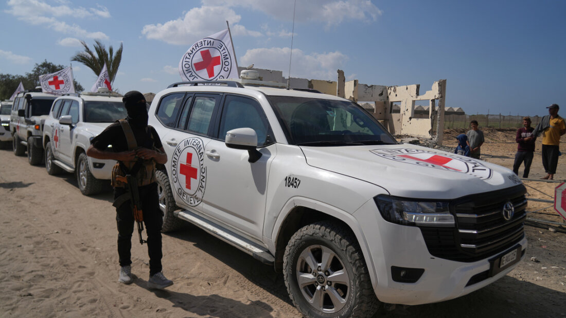 ARCHIV - Ein maskierter Hamas-Bewaffneter steht neben Fahrzeugen des Roten Kreuzes. Foto: Abdel Kareem Hana/AP/dpa/Symbolbild 20251104193438678.jpg