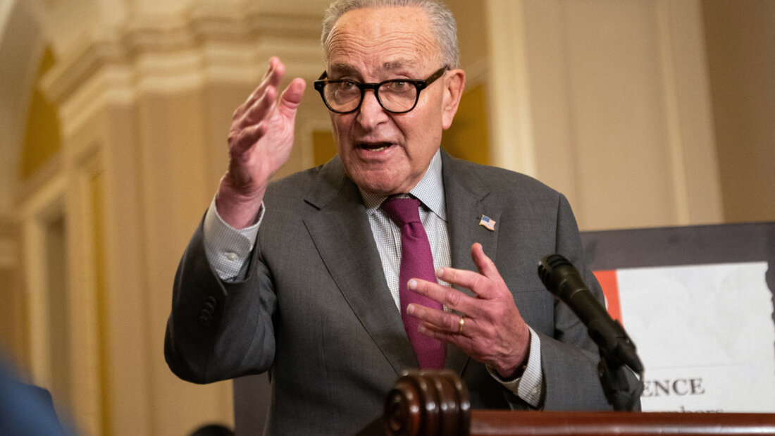 ARCHIV - Chuck Schumer, Minderheitenführer im Senat, spricht nach einem Treffen des US-Senats auf dem Capitol Hill. Foto: Allison Robbert/AP/dpa 20251119005629971.jpg