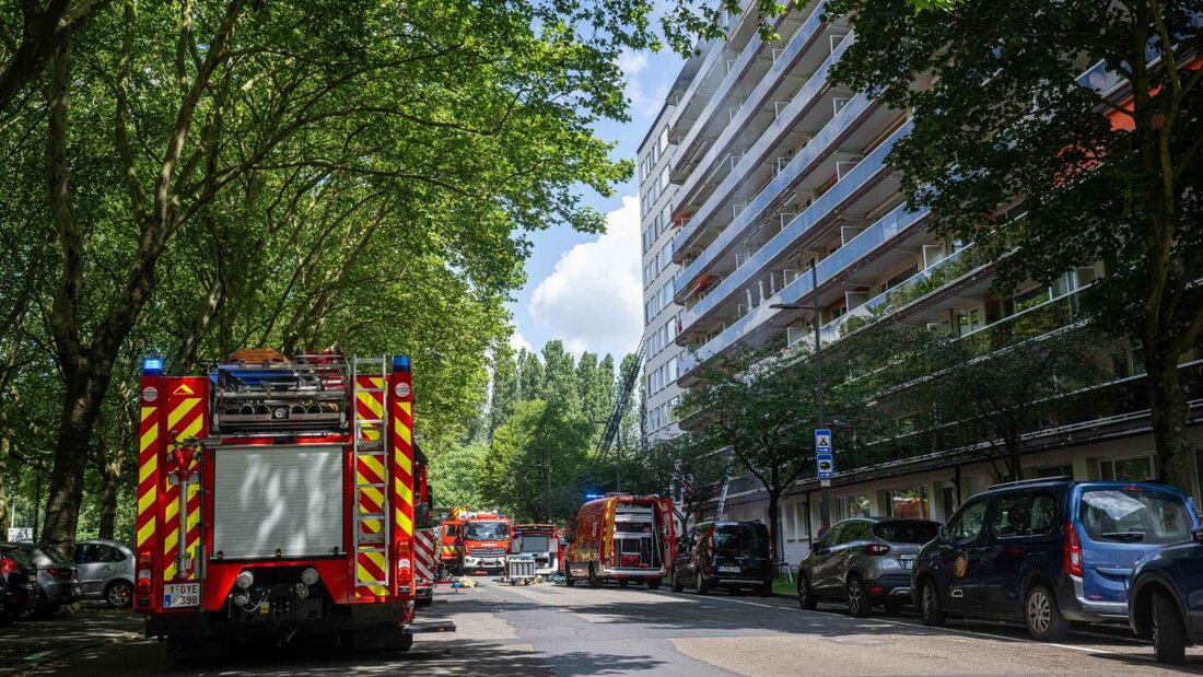 Feuerwehrleute sind am Brandort eines Wohnhauses in der August-Vermeylenlaan in Antwerpen im Einsatz. Foto: Jonas Roosens/Belga/dpa 20260701145901426.jpg
