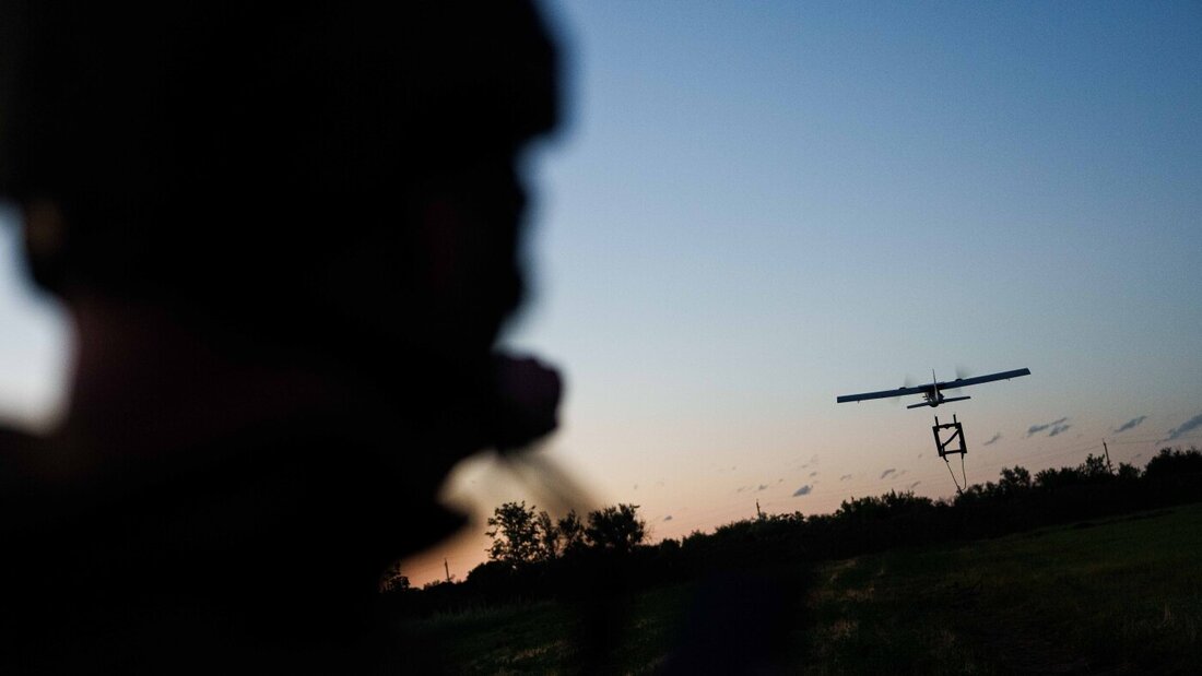 ARCHIV - Ein Soldat der ukrainischen K-2-Brigade startet an der Front in der ukrainischen Region Donezk eine Mittelstrecken-Drohne in Richtung russischer Stellungen. Foto: Evgeniy Maloletka/AP/dpa 20260711114535883.jpg