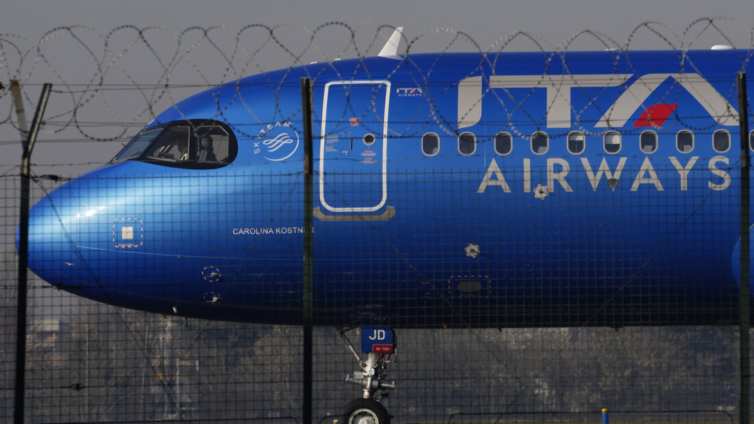ARCHIV - Ein Ita-Flugzeug steht auf der Rollbahn, bevor es vom Flughafen Mailand-Linate abhebt. Foto: Luca Bruno/AP/dpa 20261016103249335.jpg