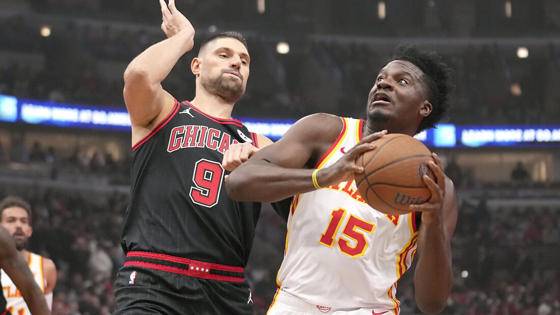Clint Capela (rechts) wird von Nikola Vucevic der Chicago Bulls bedrängt 20241123072803937.jpg