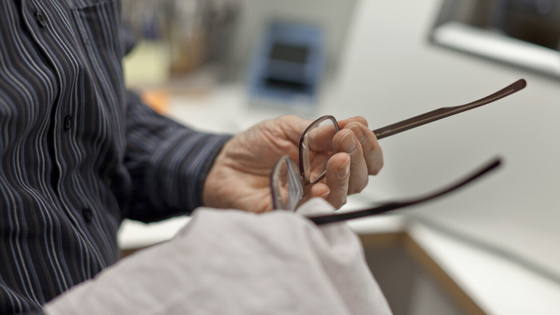 Im Alter kommt fast niemand um eine Lesehilfe herum: In der Altersgruppe der 55-74-Jährigen tragen 89 Prozent Brillen oder Kontaktlinsen. (Archivbild) 20251220093057684.jpg