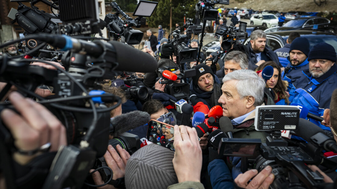 Der italienische Vize-Premier und Aussenminister Antonio Tajani ist am Freitag nach der Brandkatastrophe von Crans-Montana ins Wallis gereist. 20260102131926929.jpg