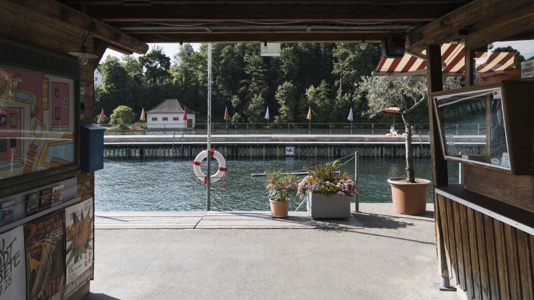 An zentraler Lage nahe der Altstadt und mit Aussicht auf den Munot: die "Rhybadi" in Schaffhausen von 1870. 20260626130051219.jpg
