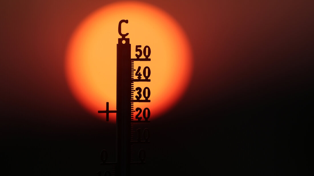 ARCHIV - Hinter einem Thermometer geht am Morgen die Sonne auf. Foto: Thomas Warnack/dpa 20260806091532366.jpg