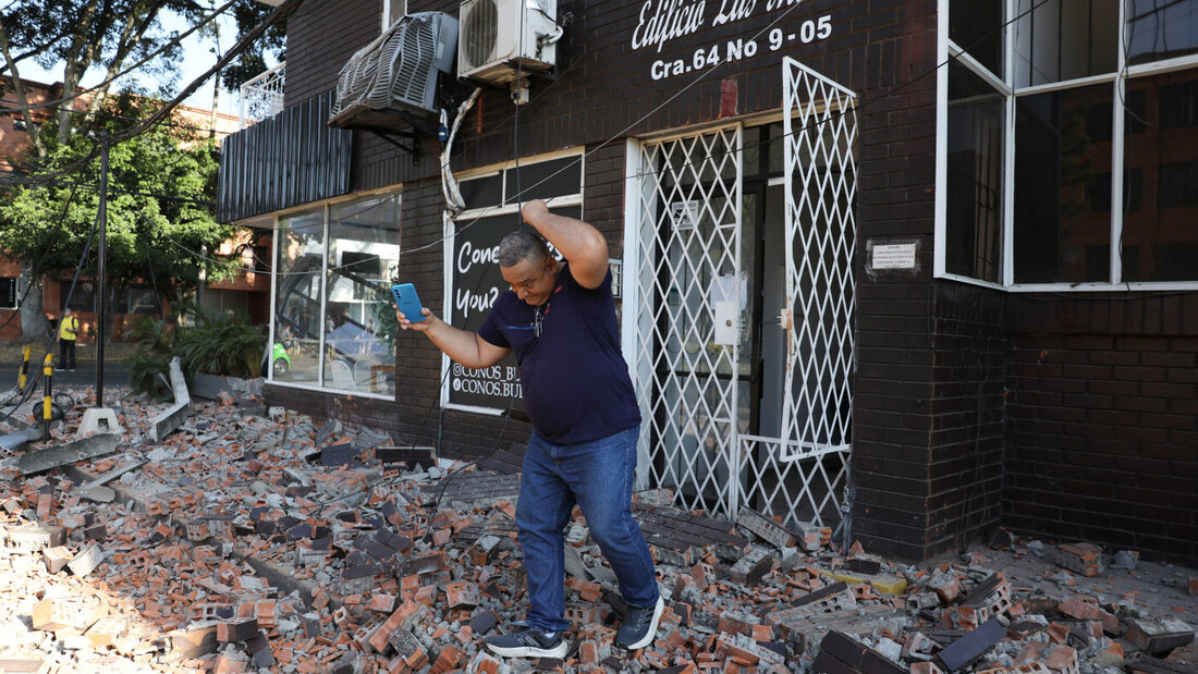 Ein Mann verlässt sein Haus nach einem Erdbeben in Kolumbien. Foto: Santiago Saldarriaga/AP/dpa 20260810171823430.jpg