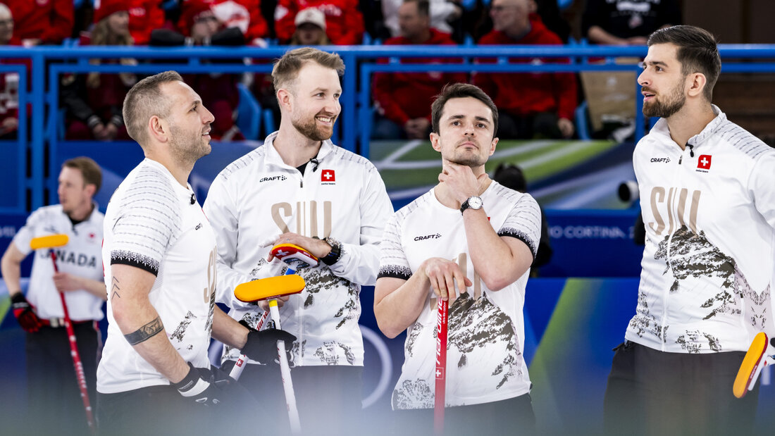 Das Team um Skip Yannick Schwaller (Zweiter v.l.), Sven Michel Benoît Schwarz-van Berkel und Pablo Lachat-Couchepin (v.l.) sind als erstes Schweizer Männer-Team die Nummer 1 in der Weltrangliste 20260915135928132.jpg