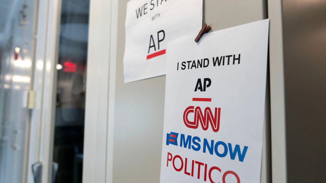 ARCHIV - Im Presseraum des Weißen Hauses in Washington ist ein Schild zur Unterstützung der Nachrichtenmedien zu sehen. Foto: Jose Luis Magana/FR159526 AP/dpa 20261014083014505.jpg