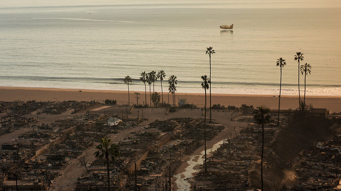 dpatopbilder - Zahlreiche Häuser sind nach dem Palisades-Feuer im Stadtteil Pacific Palisades bis auf die Grundmauern niedergebrannt. Foto: Jae C. Hong/AP/dpa 20250110054949338.jpg