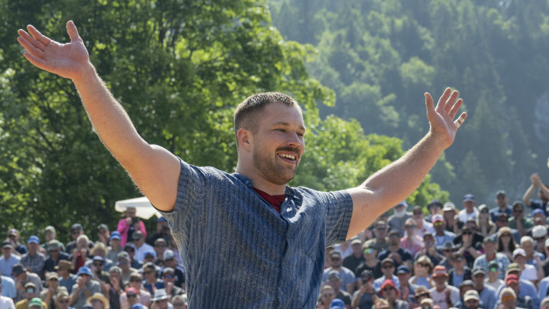 Fabian Staudenmann feiert seinen Festsieg auf dem Stoos. Im Schlussgang setzte er sich gegen Adrian Walther durch 20250609170013168.jpg