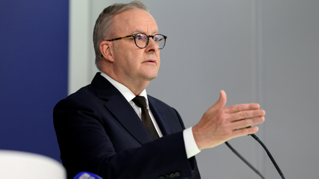 Der australische Premierminister Anthony Albanese spricht zu den Medien während einer Pressekonferenz einen Tag nach einem Angriff am Bondi Beach, in Sydney. Australien trauert, nachdem bewaffnete Männer am Bondi Beach das Feuer eröffneten und 15 Menschen töteten, bei einem Angriff, der auf die jüdische Gemeinde abzielte. Foto: Steven Markham/AAP/dpa 20251216061739351.jpg
