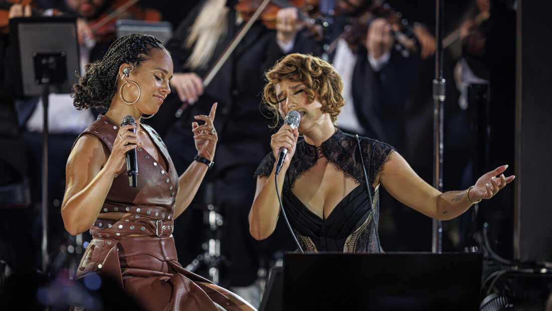 Die britische Musikerin Raye (rechts) lud Superstar Alicia Keys (links) auf die Bühne des Montreux Jazz Festivals. 20260704012800244.jpg