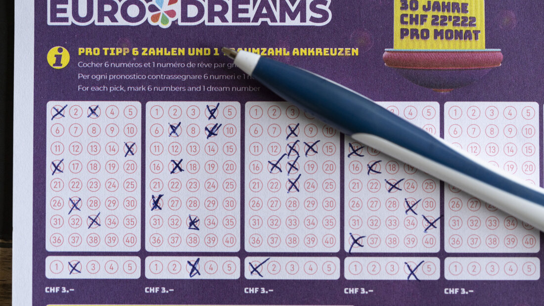 Eine Person füllt einen Eurodreams-Spielschein aus. (Archivbild) 20260723212040794.jpg