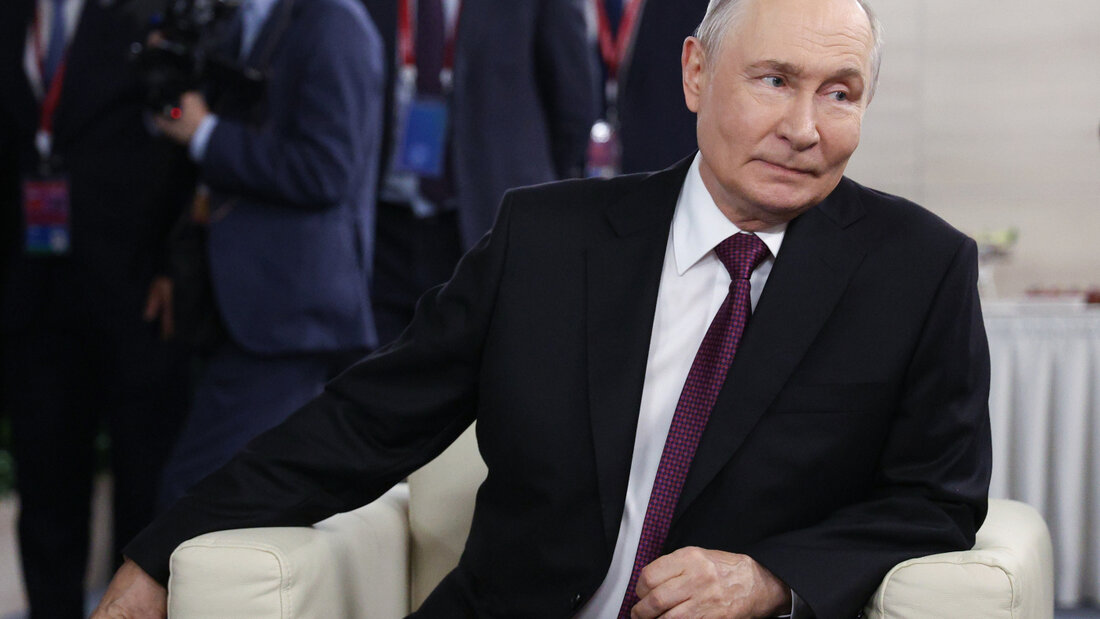 Der russische Präsident Wladimir Putin sitzt vor der Plenarsitzung des Östlichen Wirtschaftsforums. Foto: Vyacheslav Prokofyev/Pool Sputnik Kremlin via AP/dpa/Archivbild 20260903104819712.jpg