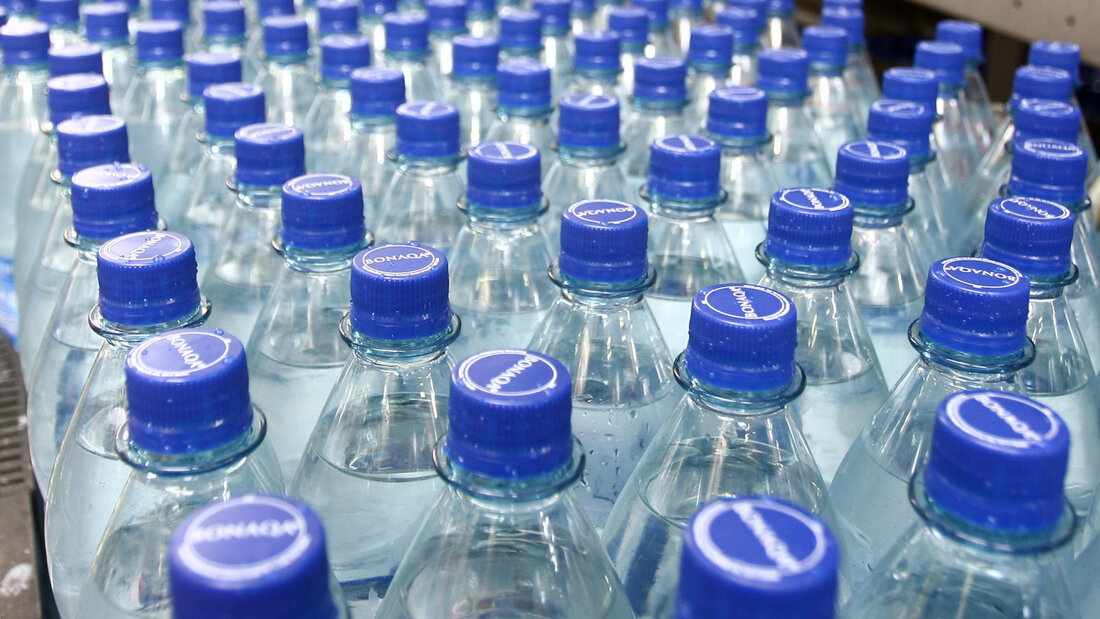 Nach dem Verbot kleiner Wasserbeutel stieg in Guinea die Nachfrage nach Wasser in Flaschen sprunghaft an. In der Folge kam es zu Engpässen und starken Preissteigerungen. (Symbolbild) 20261008085055335.jpg