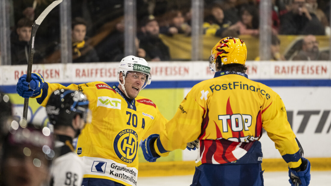 Die HCD-Spieler Enzo Corvi (links) und Matej Stransky jubeln nach dem 3:2-Führungstreffer gegen Schlusslicht Ajoie 20251024224138267.jpg