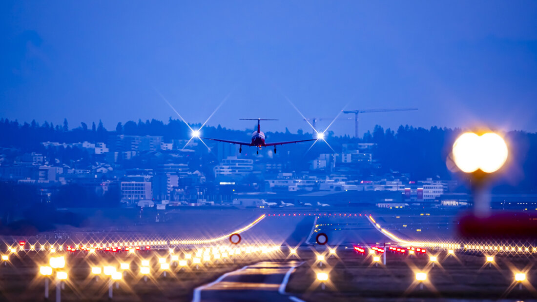 Der Nationalrat wird sich am kommenden Montag mit einer Revision des Luftfahrtgesetzes befassen. Die Vorlage sieht vor, die Betriebszeiten der Flughäfen Genf und Zürich gesetzlich zu verankern. (Archivbild) 20260613093011917.jpg