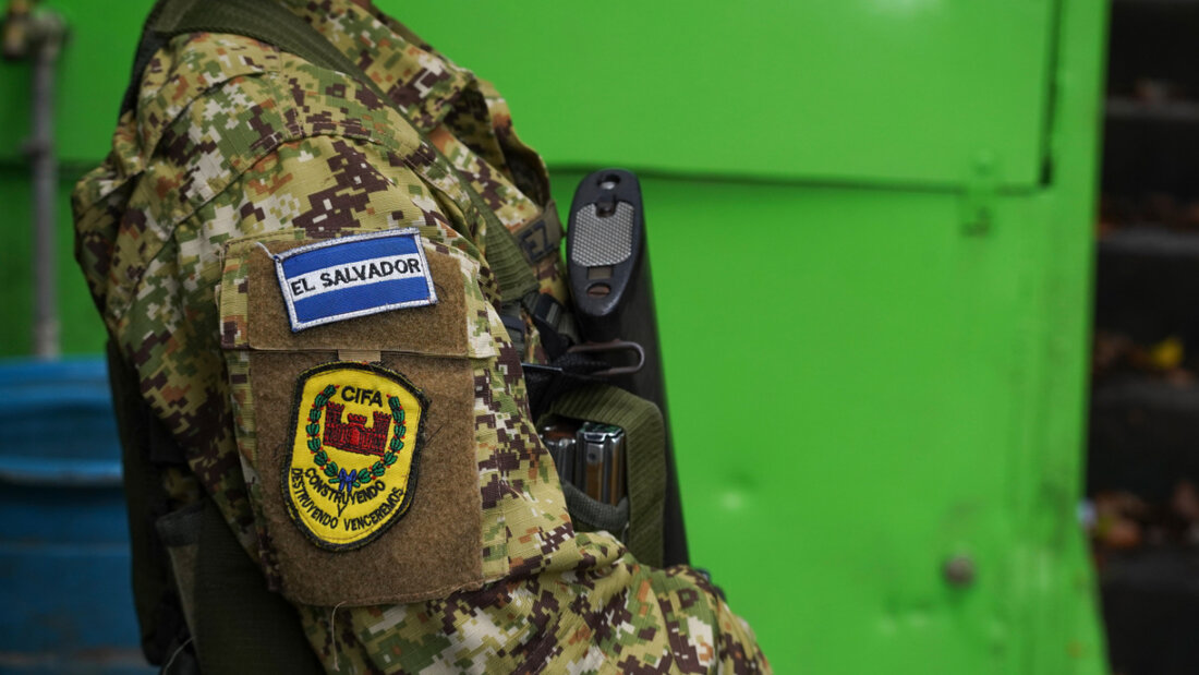 ARCHIV - Ein bewaffneter Soldat steht Wache und trägt an seinem Arm das Motto: «Mit Aufbau und Vernichtung werden wir siegen». Im umstrittenen Kampf gegen die Kriminalität durch den konservativen Präsidenten Bukele spielt das Militär eine bedeutende Rolle in dem mittelamerikanischen Land. Foto: Camilo Freedman/dpa 20260620214237520.jpg