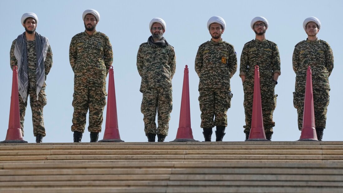 Geistliche in Militäruniformen stehen Wache vor der Imam-Khomeini-Mosalla-Großmoschee, während die Vorbereitungen für die mehrtägigen Trauerfeierlichkeiten für den ermordeten obersten iranischen Führer Ajatollah Ali Chamenei laufen. Foto: Vahid Salemi/AP/dpa 20260703091017970.jpg