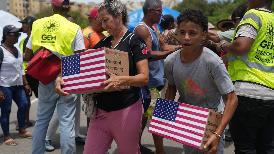 Von den Erdbeben betroffene Menschen tragen humanitäre Hilfsgüter aus den USA, nachdem sie diese erhalten haben. Foto: Ariana Cubillos/AP/dpa 20260709082911832.jpg