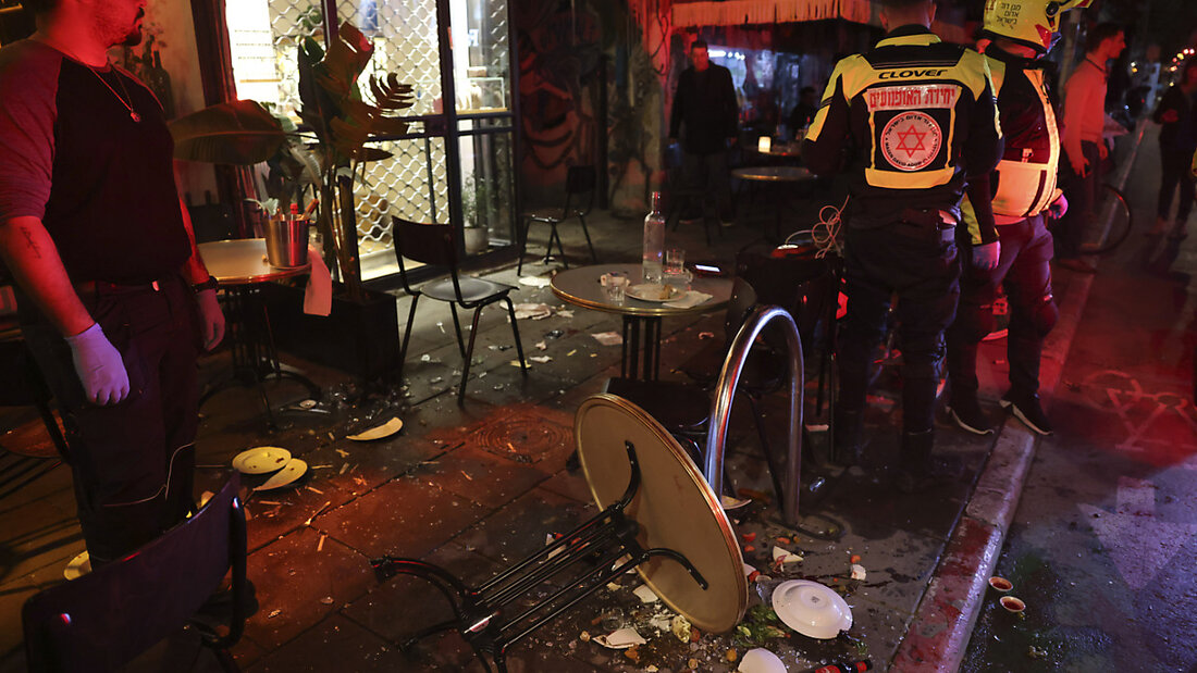 Israelische Ersthelfer sind am Tatort eines Messerangriffs in Tel Aviv im Einsatz. Foto: Tomer Appelbaum/Haaretz/AP/dpa 20250121223812369.jpg