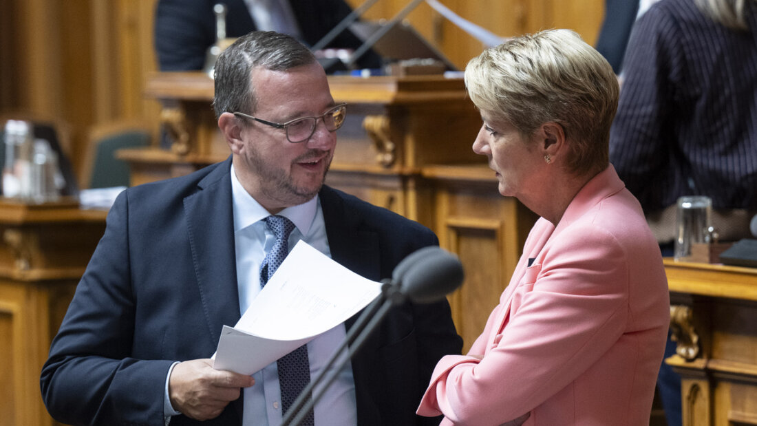 Bringt sie nicht auf seine Seite bei der Abschaffung der Heiratsstrafe: Mitte-Präsident Philipp Matthias Bregy (VS) im Gespräch mit Bundespräsidentin Karin Keller-Sutter. 20250917111405612.jpg