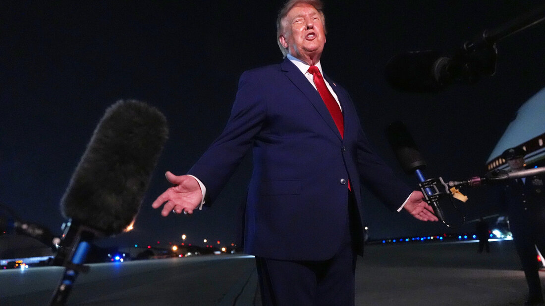 US-Präsident Donald Trump spricht nach seiner Ankunft mit der "Air Force One" auf der Joint Base Andrews in Maryland mit Reportern. Foto: Mark Schiefelbein/AP/dpa 20260812052727900.jpg
