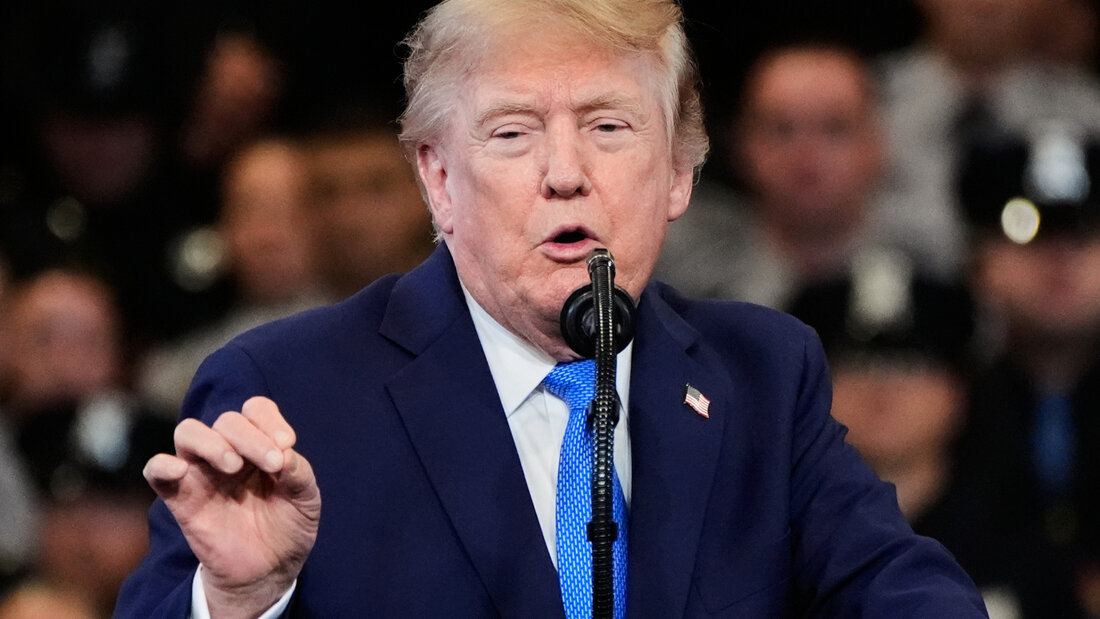 US-Präsident Donald Trump hält im David Mack Center for Training and Intelligence in Garden City eine Rede. Foto: Yuki Iwamura/AP/dpa 20260815001239769.jpg