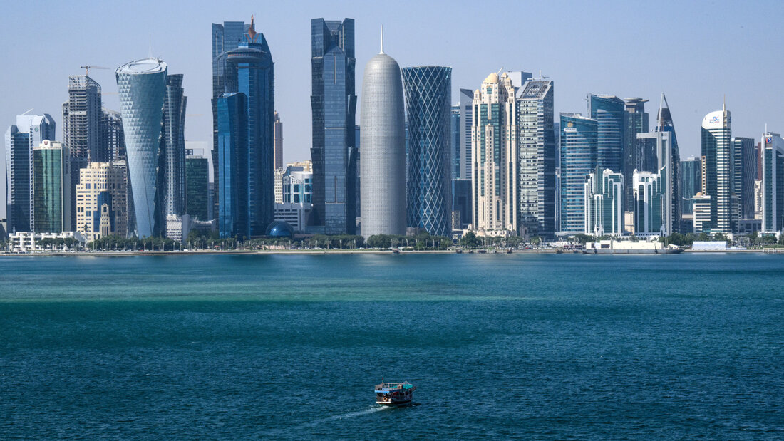 ARCHIV - Ein Boot fährt vor der Skyline von Doha (Katar) vorbei. Foto: Bernd von Jutrczenka/dpa/Symbolbild 20260815222059110.jpg