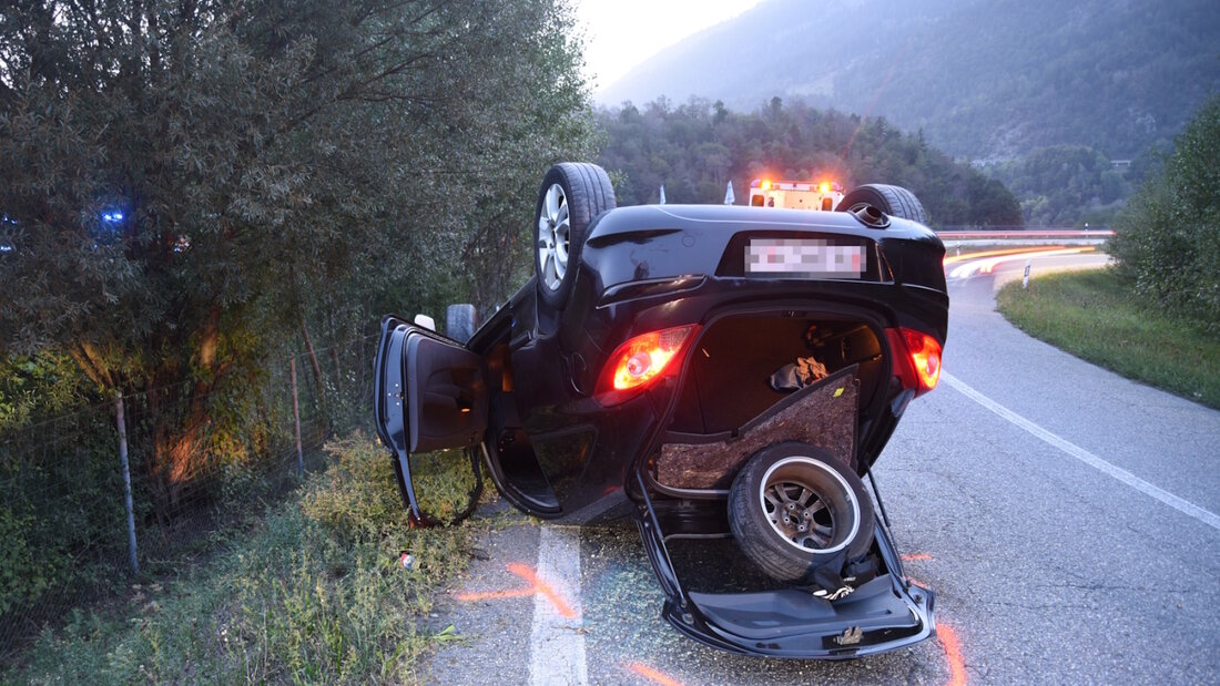 Bei einem Unfall bei Bonaduz GR überschlug sich ein Auto. Zwei Verletzte mussten ins Spital gebracht werden. 20260828141408378.jpg