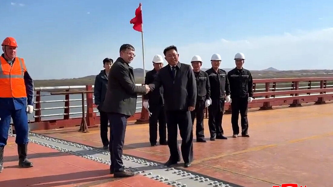 HANDOUT - Die von der staatlichen nordkoreanischen Nachrichtenagentur KCNA am 23.04.2026 zur Verfügung gestellte Aufnahme zeigt laut KCNA Vertreter Russlands und Nordkoreas auf einer Straßenbrücke, die die Grenze zwischen Nordkorea und Russland verbindet, nachdem beide Seiten der Brücke verbunden wurden. Foto: Uncredited/KCNA/KNS/dpa - ACHTUNG: Nur zur redaktionellen Verwendung und nur mit vollständiger Nennung des vorstehenden Credits 20260907142021352.jpg