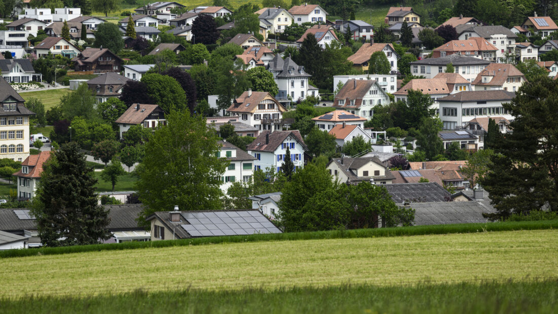 Um bis 2050 60 Prozent des Schweizer Strombedarfs aus neuen erneuerbaren Energiequellen zu decken, muss die Kapazität der Solarstromanlagen laut einem Bericht vervierfacht werden. (Archivbild) 20250522091007101.jpg