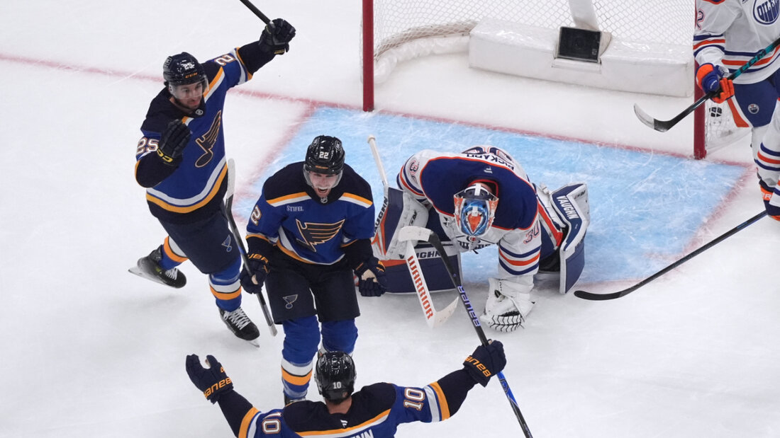 Der Moment nach der Entscheidung: Pius Suter (Mitte) lässt sich nach seinem Siegestor feiern 20251104060447966.jpg