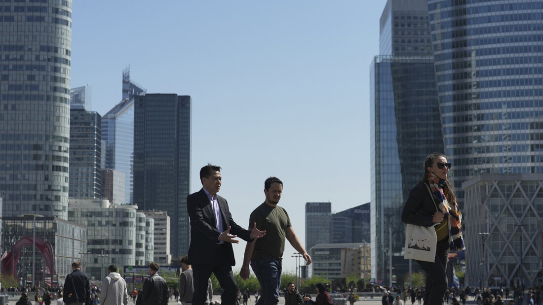 ARCHIV - Menschen schlendern durch das Geschäftsviertel La Defense außerhalb von Paris. Das hoch verschuldete Frankreich erhält nach monatelangem Ringen endlich einen Haushalt für das angelaufene Jahr. Foto: Thibault Camus/AP/dpa 20260202055434518.jpg