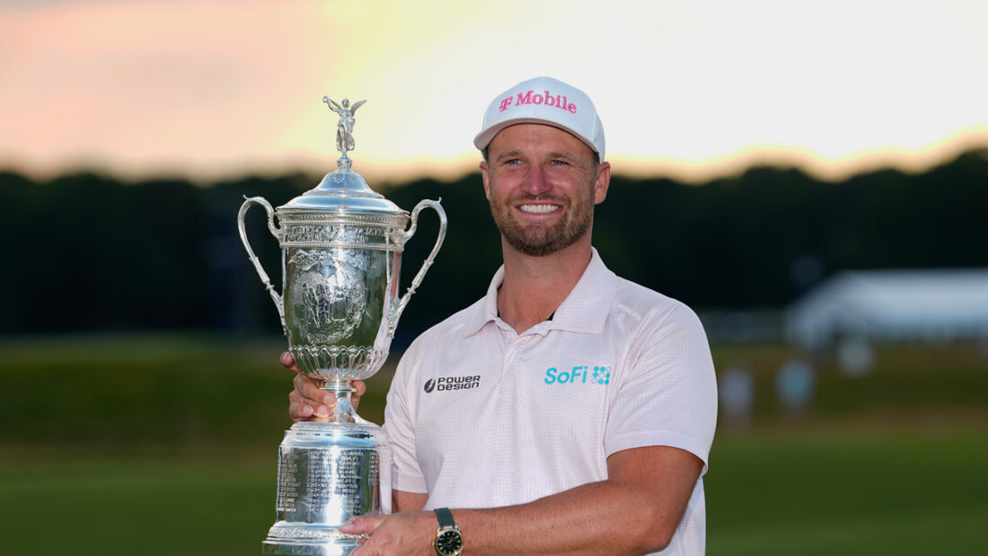 Wyndham Clark hält zum zweiten Mal nach 2023 den US-Open-Pokal in den Händen 20260622031341560.jpg