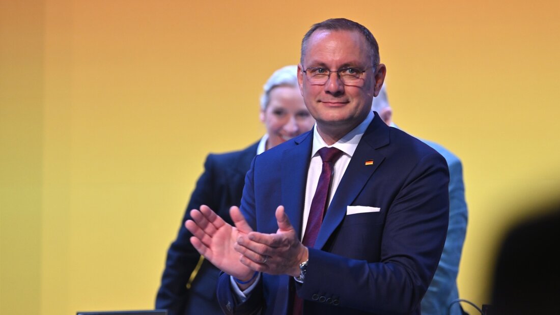 Tino Chrupalla, Vorsitzender der AfD-Bundestagsfraktion, klatscht während des Bundesparteitags der AfD. Bei dem Treffen soll die Führungsspitze der Partei neu gewählt werden. Foto: Martin Schutt/dpa 20260704132540490.jpg
