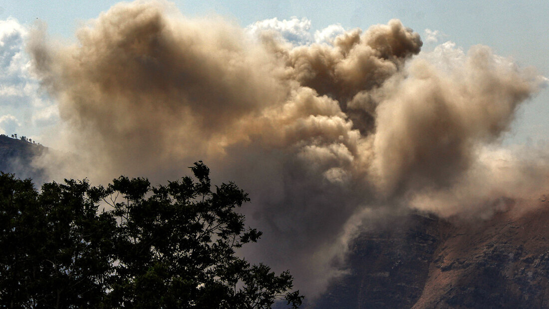 ARCHIV - Nach einer von Israel verursachten Detonation in Arnoun, unweit der Anhöhe Ali al-Taher, steigen Rauchwolken auf. Foto: Stringer/dpa/Archivbild 20260902100440766.jpg