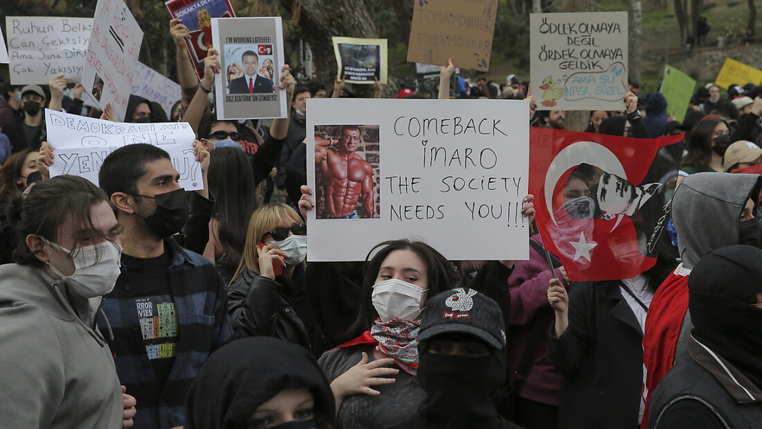 Eine Demonstration in der Türkei. Foto: Huseyin Aldemir/AP/dpa 20250325191553691.jpg