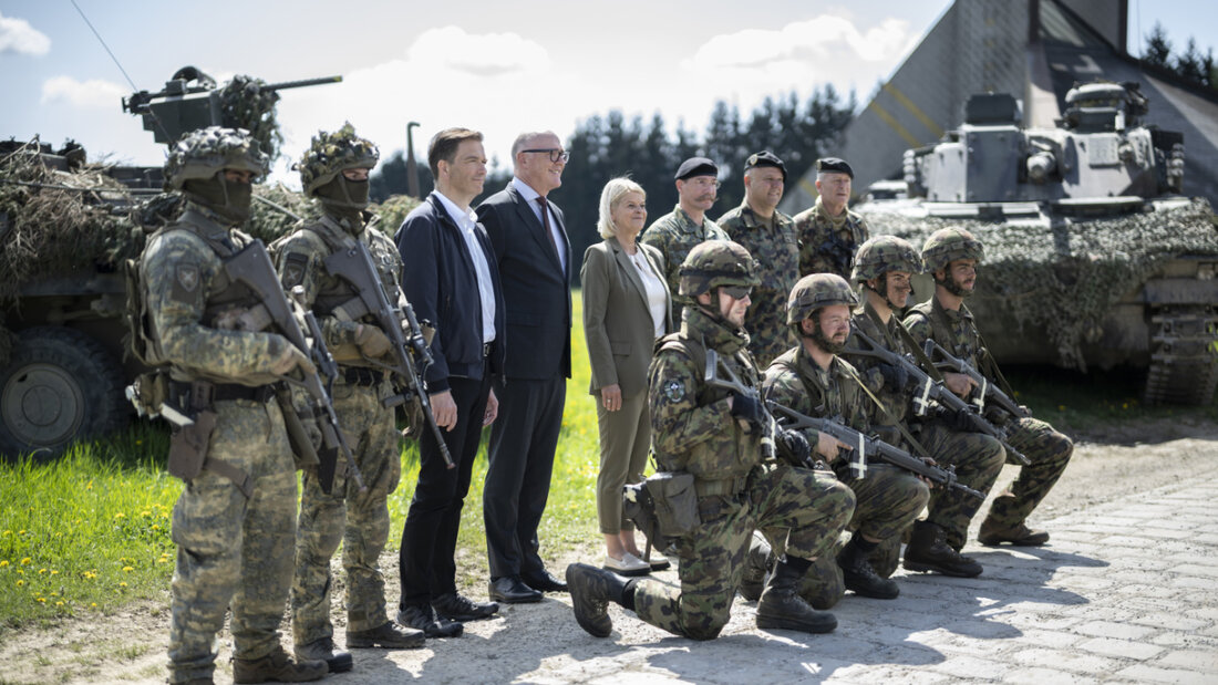 Der neue Verteidigungsminister Martin Pfister (Vierter von links) traf bei seiner ersten Auslandsreise seine österreichische Amtskollegin Klaudia Tanner und besuchte eine Schweizer Truppe bei einer grossen Übung. 20250501143720463.jpg