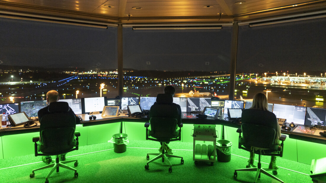 Fluglotsen an der Arbeit - nicht in Frankreich, sondern im November 2022 am Flughafen Zürich. (Archivbild) 20250704114009990.jpg