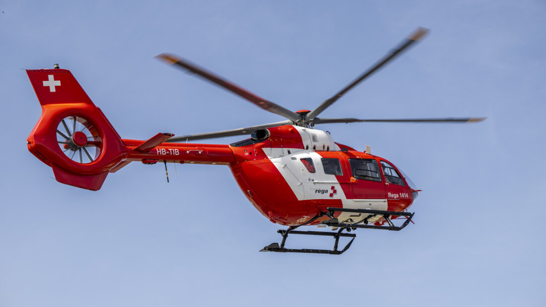 Ein Rega-Helikopter flog den 60-jährigen Arbeiter ins Spital. (Symbolbild) 20250915140835091.jpg