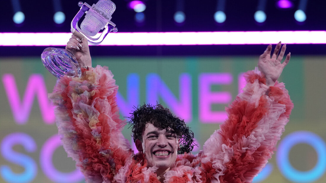 In Malmö hat Nemo 2024 den ESC gewonnen und überwältigt vor Freude die Trophähe in die Höhe gereckt. Doch nun will der Musikstar diese zurückschicken.(Archivbild) 20251211173026140.jpg