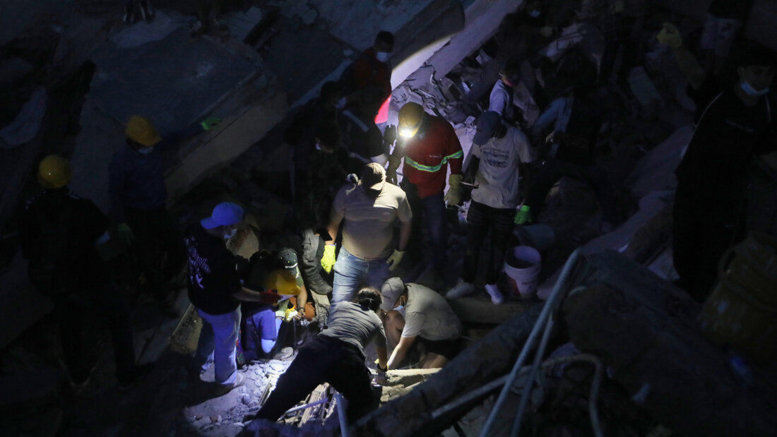 dpatopbilder - Suche nach Überlebenden in der Stadt Cali. Foto: Santiago Saldarriaga/AP/dpa 20260811125629151.jpg