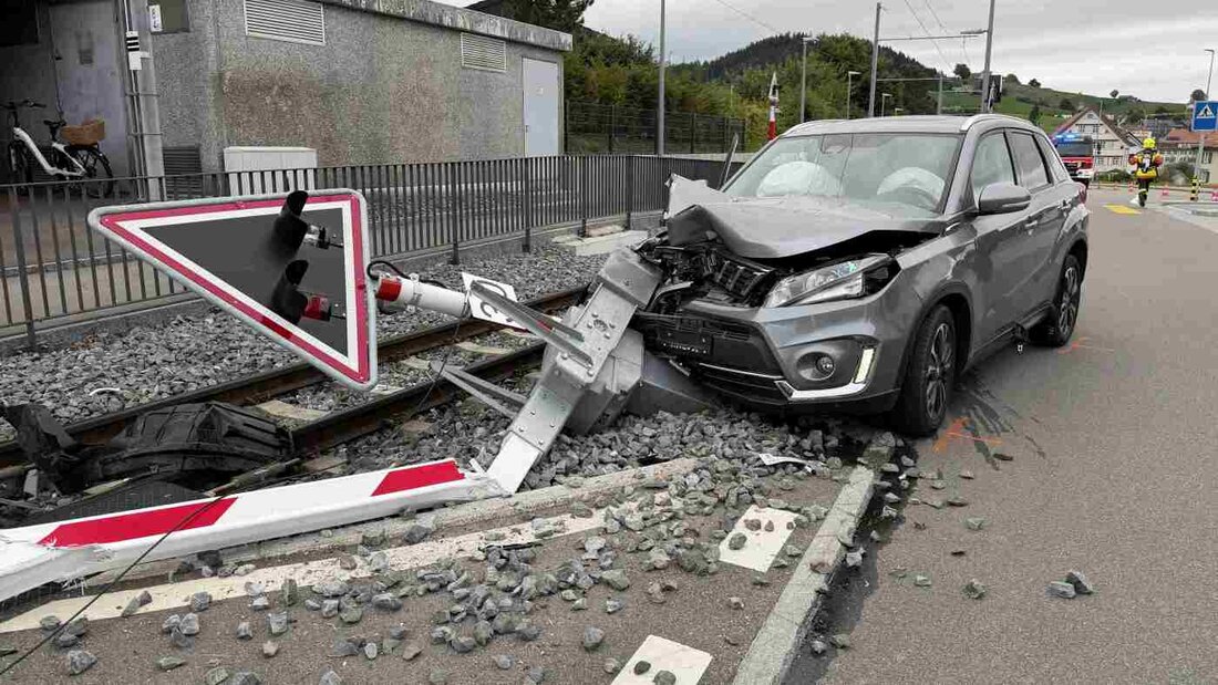 In Speicher kam ein 70-Jähriger mit seinem Auto von der Strasse ab. Er kollidierte mit einem Zaun, einer Barriere und einer Wechselblinkanlage. 20260906103923213.jpg