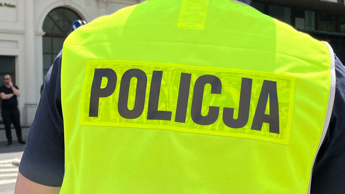 ARCHIV - Die Aufschrift «Policja» ist auf dem Rücken eines polnischen Polizisten zu sehen. (zu dpa: «Polen: Junger Neonazi soll Anschlag auf Schule geplant haben») Foto: Doris Heimann/dpa/Archivbild 20260922120529752.jpg