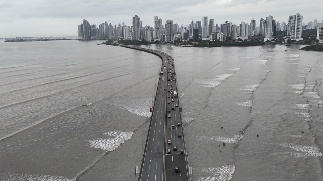 ARCHIV - Autos stehen auf der Panamericana-Autobahn in Panama-Stadt. Foto: Matias Delacroix/AP/dpa/Symbolbild 20261009205844019.jpg
